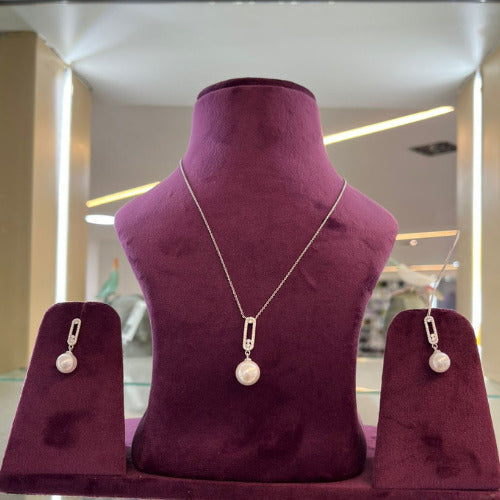 Aylin Pearl Silver set on display featuring necklace and earrings.